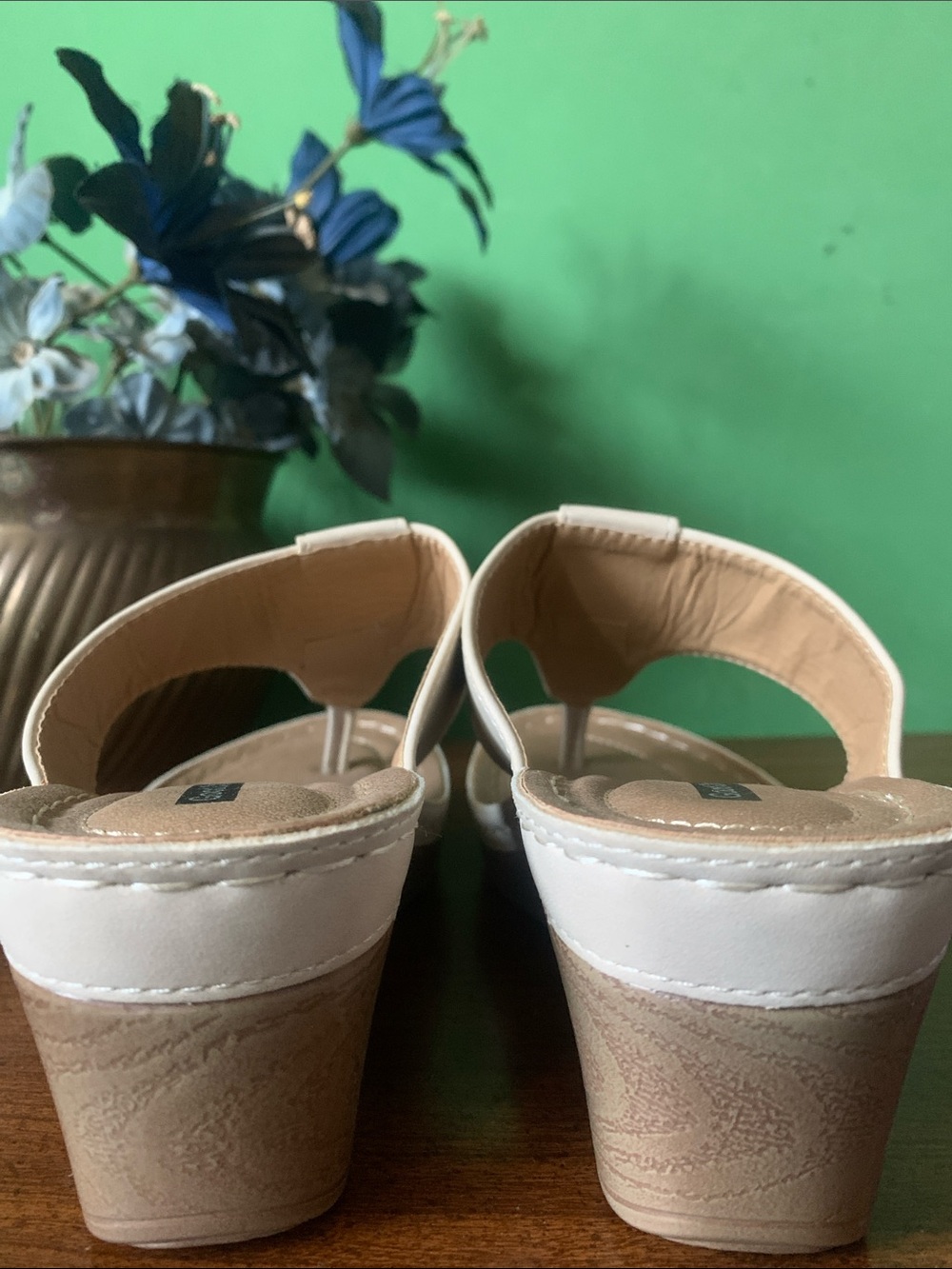 NWOT Good Choice Size 8/38 Cream Gold Buckle Wedge Sandals - Picture 6 of 7
